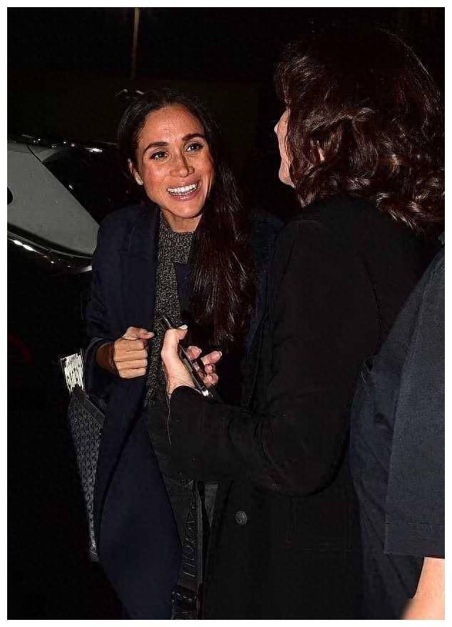 42岁梅根与奥普拉共进晚餐,热情招待,急于重返荧幕,改变自己.