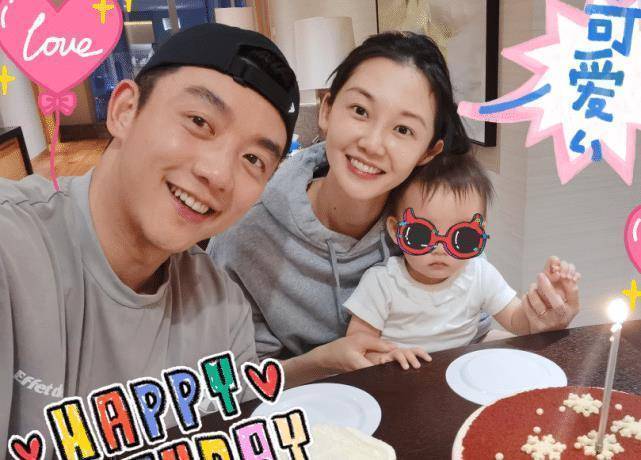 郑恺全家福曝光,苗苗素颜抱着女儿又美又瘦,1岁小酸奶五官像爸爸_生日