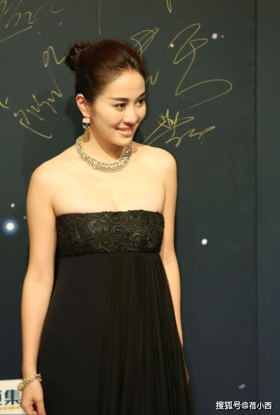 叶璇真不愧是选美冠军,饱满身材穿黑色抹胸裙,44岁美出新高度_造型