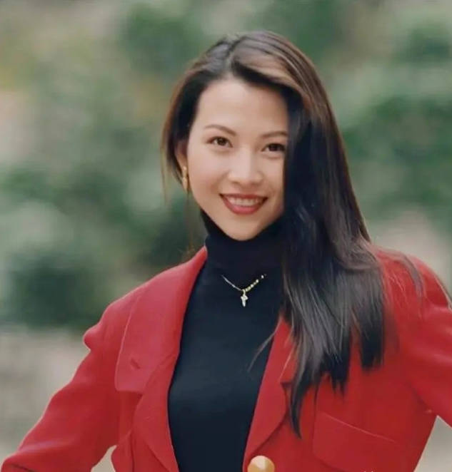 1992年,刘銮雄到李嘉欣剧组探班,遇到了女星关之琳,于是他又有想法了.