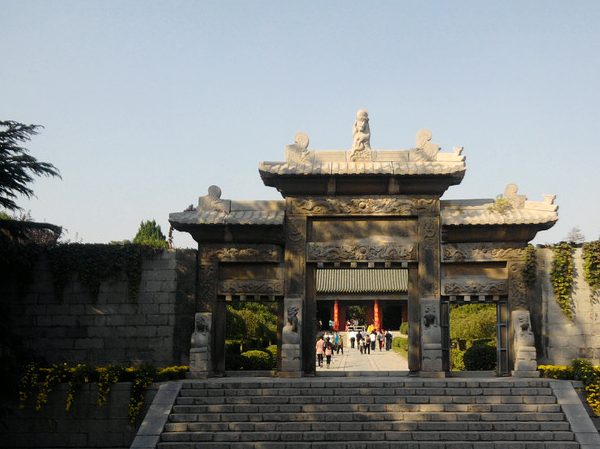 当然也不是所有的藩王都没有政治抱负,南明隆武帝唐王不就是一个有着