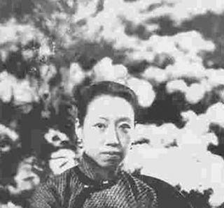 张爱玲在美国离世后,其独身弟弟打开14平米房门:怕死后没人发现_张子