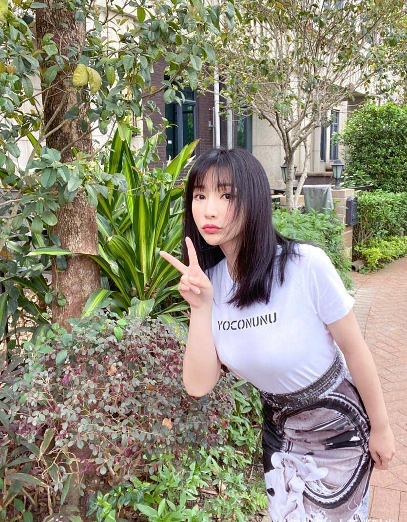 柳岩为秀身材真的拼了,束腰裤这么紧还硬塞,意外勒出"蚂蚁腰"_时尚