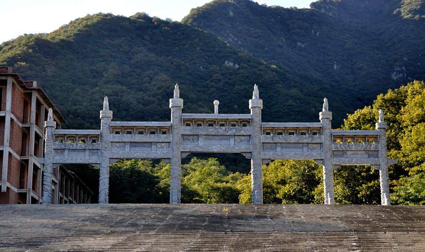 至1155年金第四代皇帝完顏亮在北京大房山建造金陵,阿骨打陵墓先後