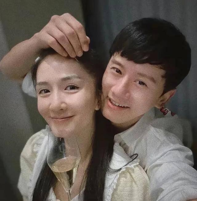 张杰谢娜带娃海南度假照曝光,一脸疲惫表情引热议_生活_明星_家庭