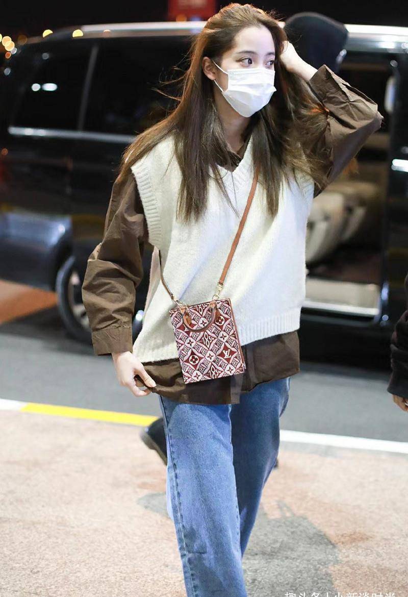 欧阳娜娜穿着朴素走机场,还是一眼被认出_造型_连衣裙_淑女