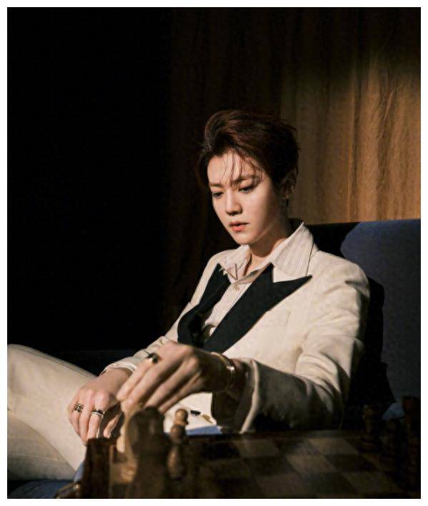 内娱定罪潮水汹涌,鹿晗被造谣私生活混乱?