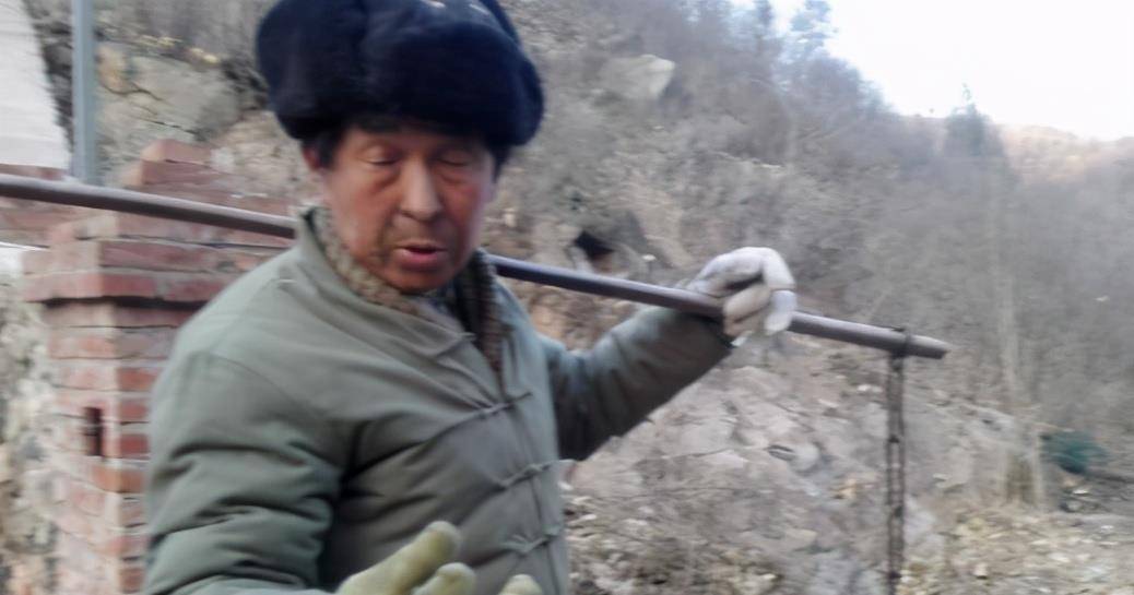 北大才子王青松:携妻子归隐深山,十年花光350万,如今怎样_张梅_工作