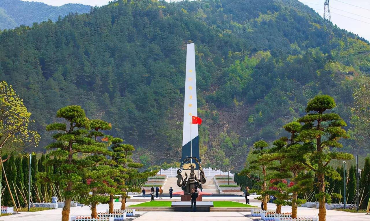 凉山烈士徐鹏龙葬礼:现场奏唱国歌,在场之人脱帽肃立,低头默哀_父母