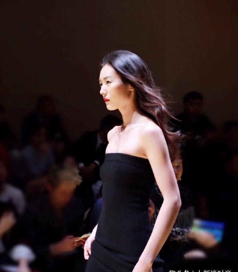 刘雯不愧是维密超模,连抹身材装也能穿出高级感,178身高真不简单_时尚