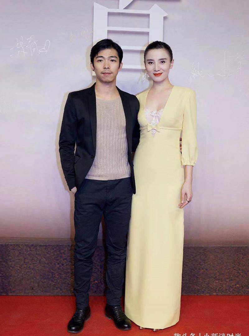 39岁宋佳女人味十足,同台影帝黄渤丝毫不输气场,身穿长裙好惹眼