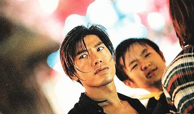 陈小春张耀扬同桌吃饭!"乌鸦哥"头发花白,越来越像徐少强了