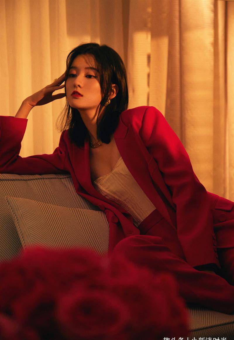 红色款的西装自带了女性化的气息,饱满的颜色可以让我们看上去更加