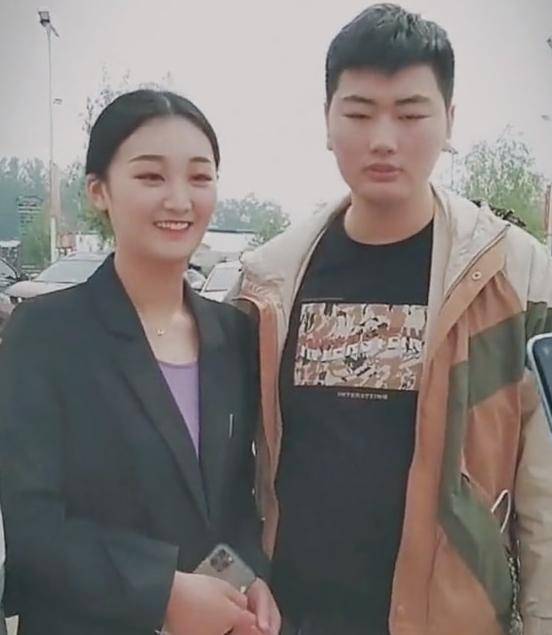 他与陈亚男分手后,不少网友嘲笑他智商低,看上去像个傻子,认为他除了