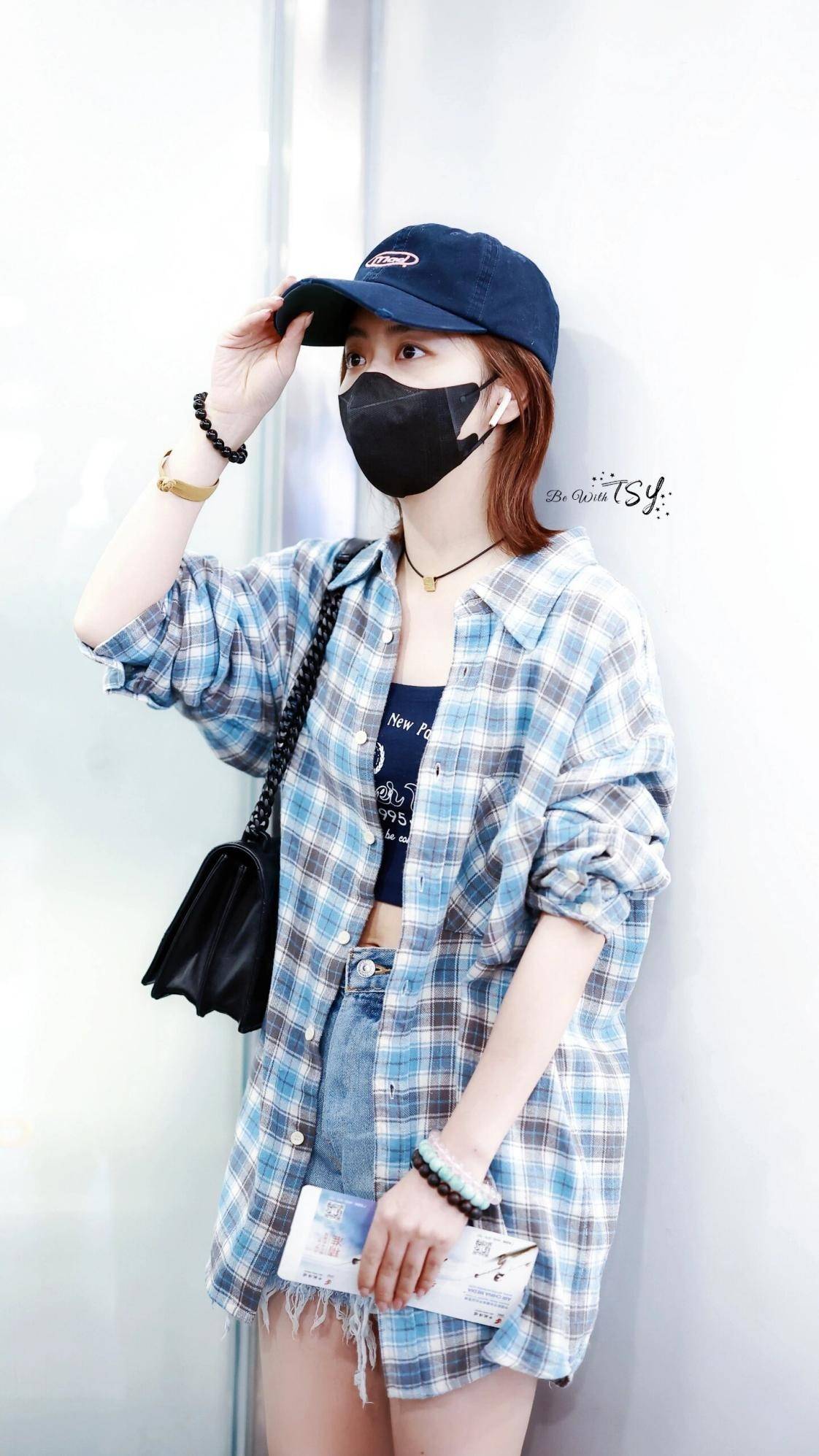 谭松韵带火了"外长里短"穿搭:格纹衬衫 牛仔短裤,时髦又减龄