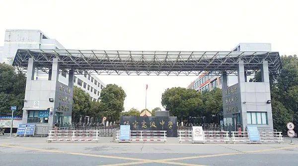 (陆家初中:全苏州排名在前25%;陆家中学高中部:江苏省重点高中,江苏省