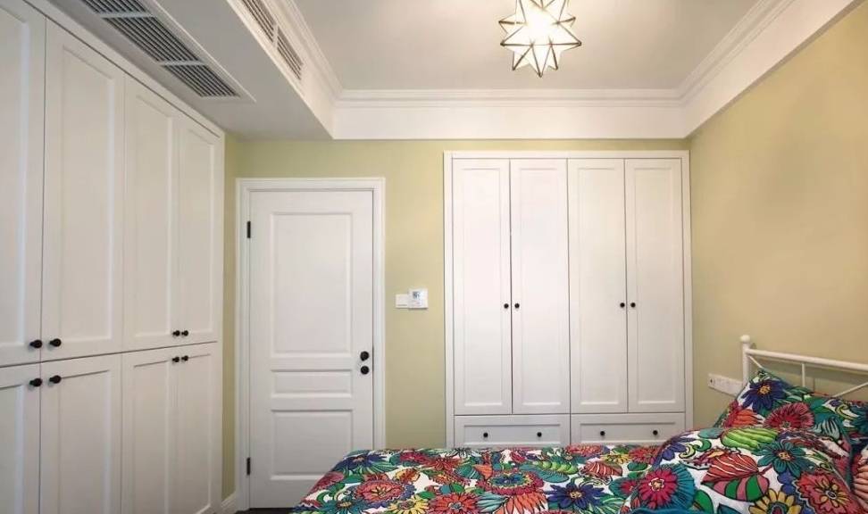 看着很干净,当然实用性也没有忽视,做了大面积的储物柜,比如床尾柜