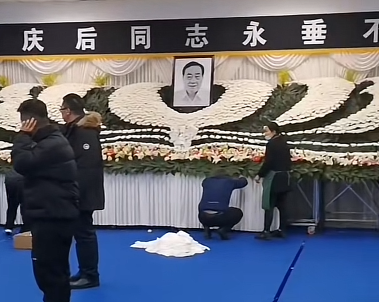 宗庆后追悼会现场曝光,去世后人情冷暖尽显,横幅"永垂不朽"!