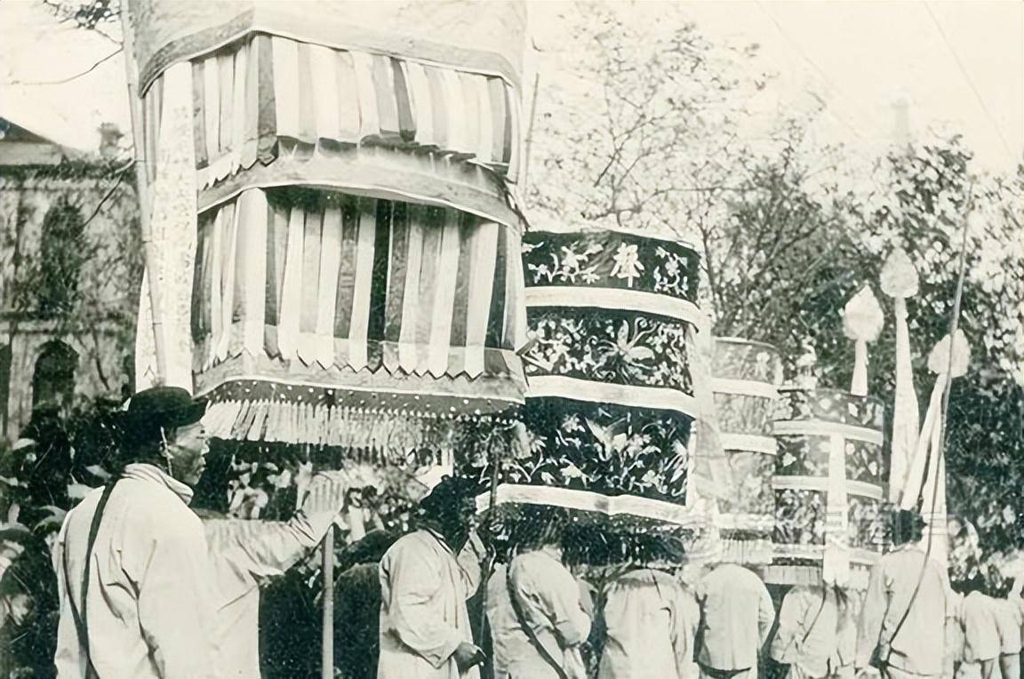 袁克文去世时,遗产仅剩20块,葬礼场景却比父亲袁世凯的还盛大_袁父