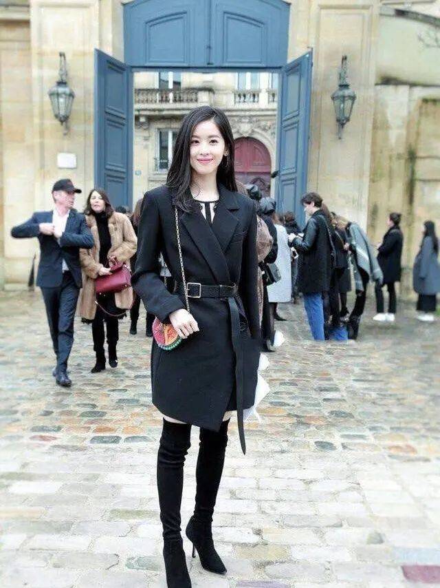 章泽天又带火了"上松下紧"穿法:毛衣 小黑裤,时髦洋气又减龄_时尚