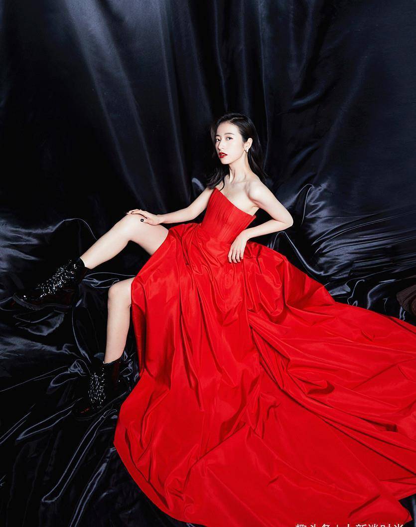 周雨彤的时尚真难懂,西装里面打个结就出来了,为秀身材故意不遮_造型