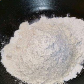 生姜15克切片3,洋葱30克切条2,放入碗中,加入5克蚝油,5克生抽,2克盐,3