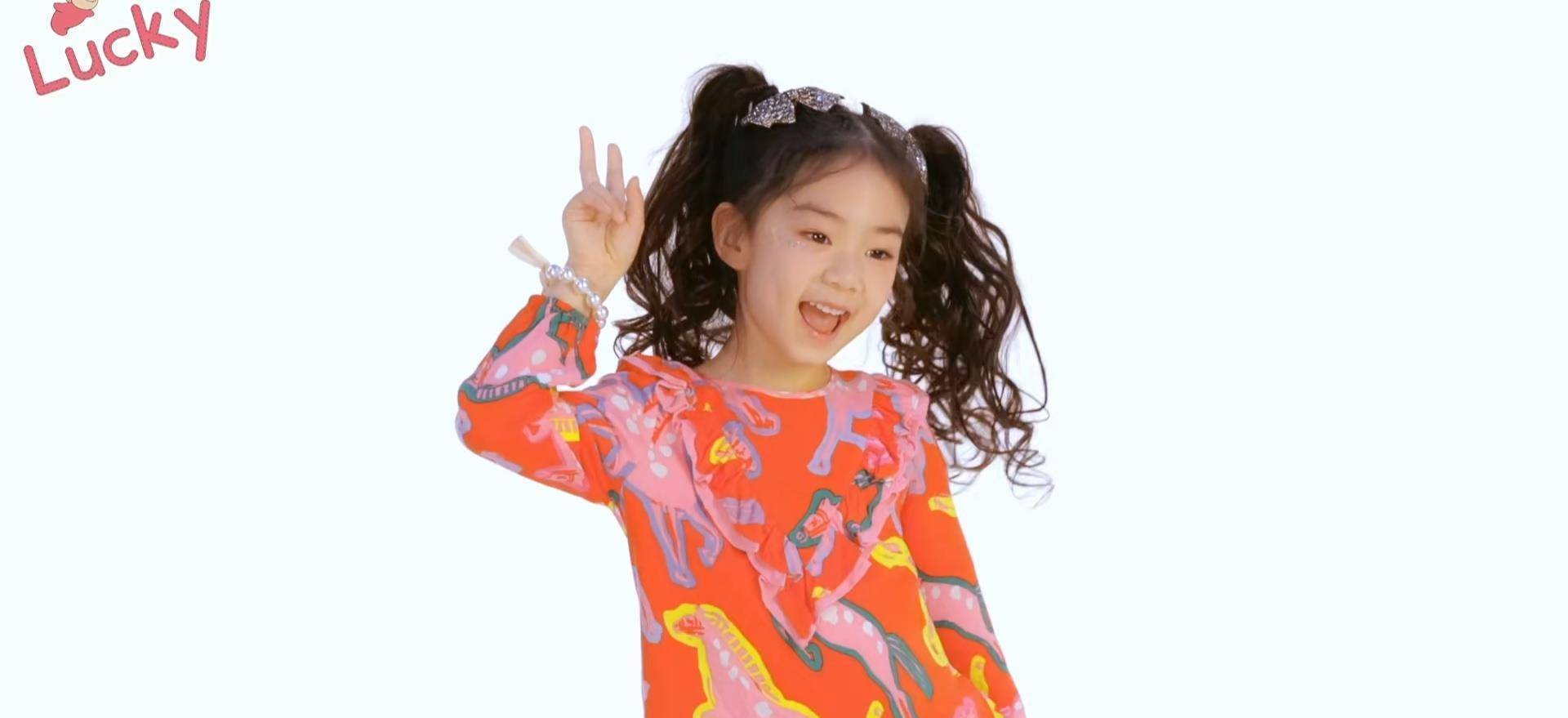 李承铉戚薇教lucky 跳波妞舞,全程都被表情抢镜,真是老天爷赏饭吃