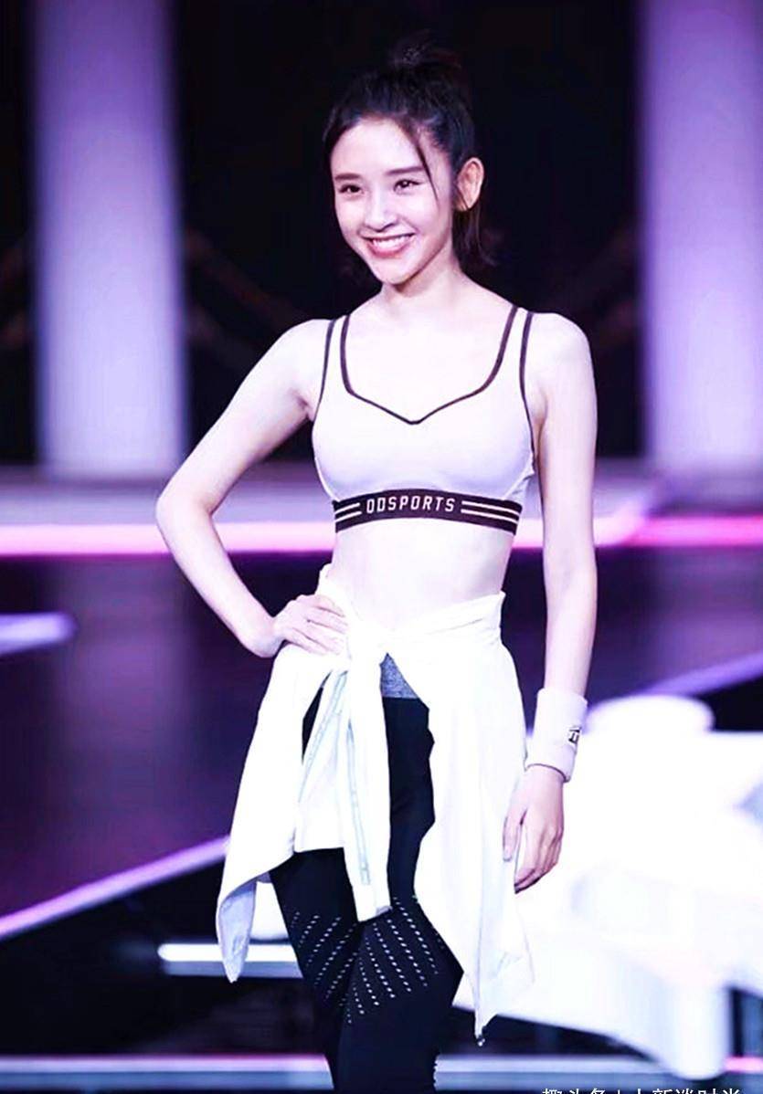 单穿露脐装还嫌不够,连外套也直接系腰上_色彩感_颜色_身材