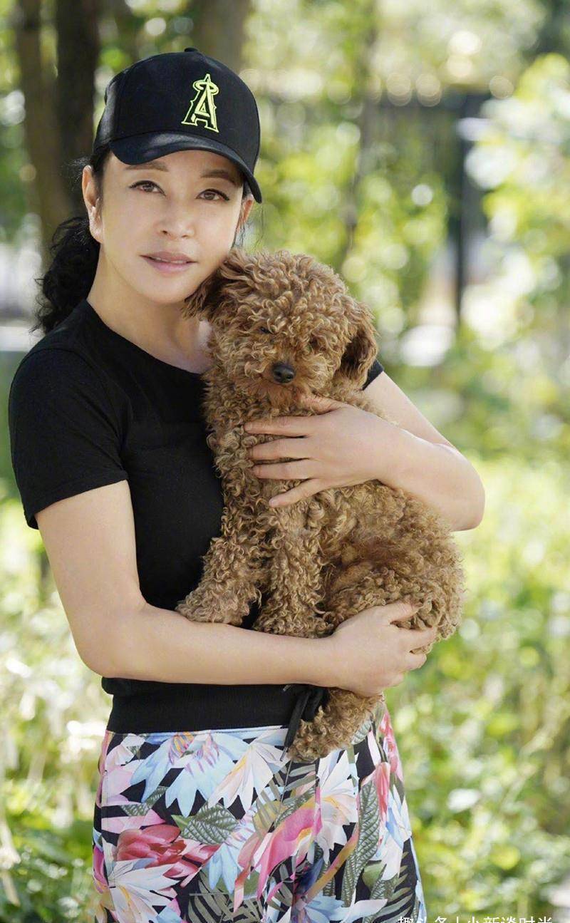 刘晓庆泳装照曝光!65岁身材依旧饱满,女人味十足_方面_年龄_黑色