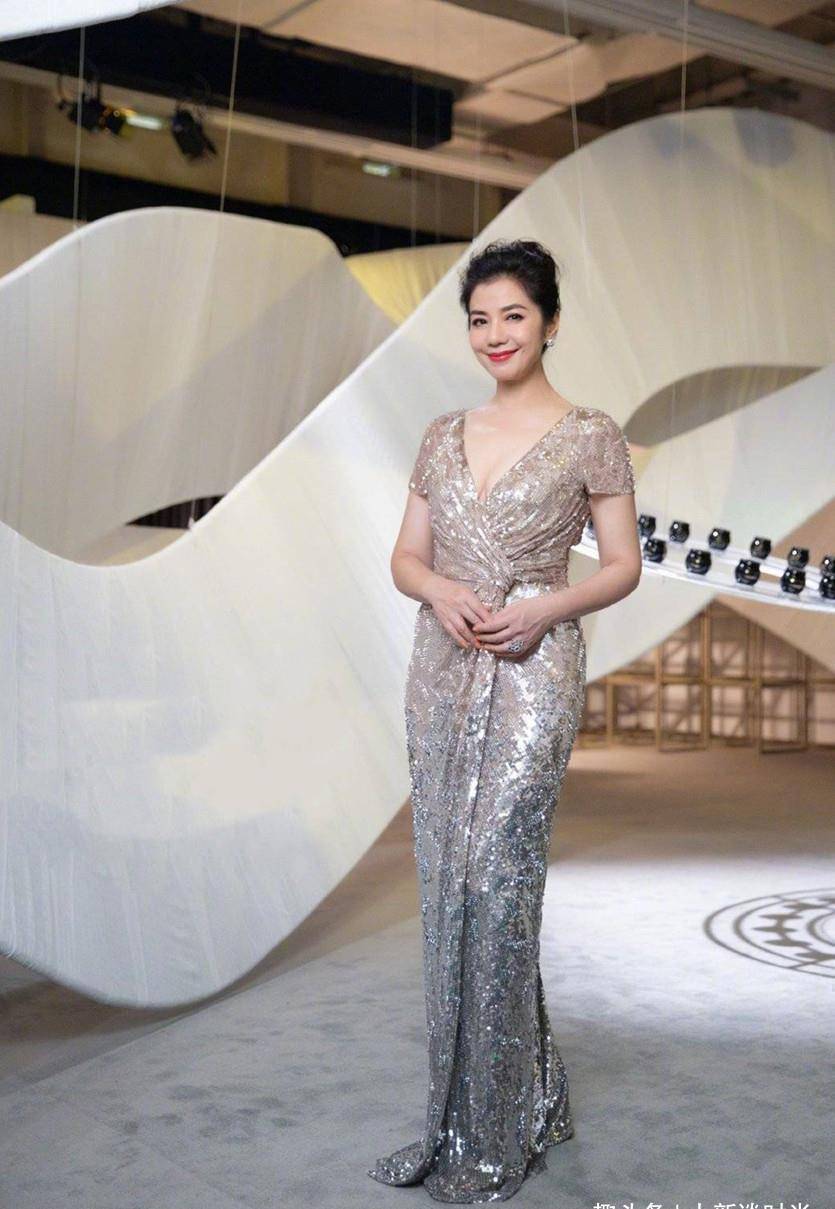 钟楚红60岁状态真好,穿深v连衣裙时尚犹存,气质堪比年轻时期_西装