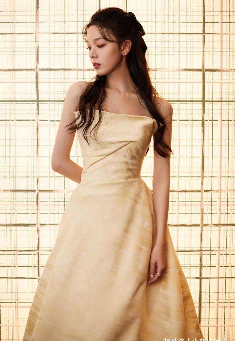 被陈瑶的平板身材惊艳到,身穿香槟裙出席活动,美得好高级_连衣裙_款式