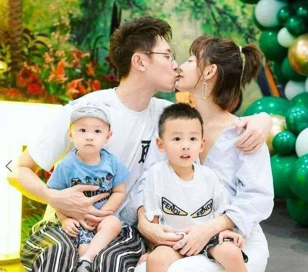 张嘉倪买超连呼吸空气都在撒狗粮,夫妻俩共用一张脸,不要太恩爱_样子