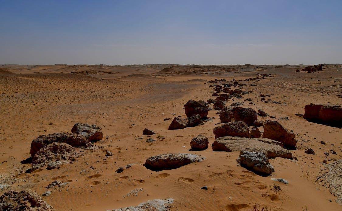 沙漠的沙子有多深,如果把沙子全挖空,那沙漠底下是什么样?