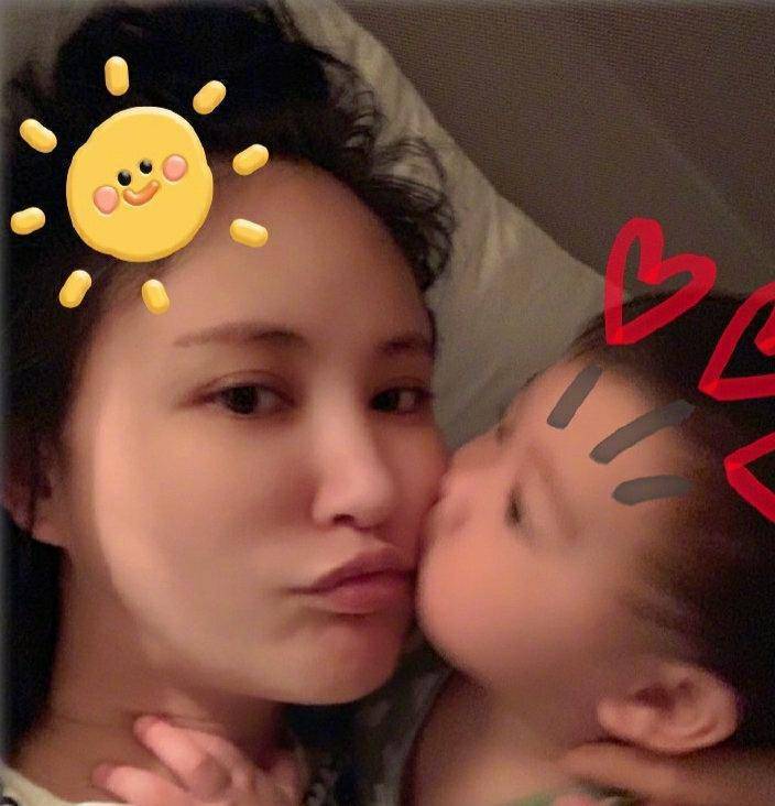 张歆艺陪孩子睡帐篷,两个大人蜷着腿睡在外面,小家伙在一旁呼呼大睡