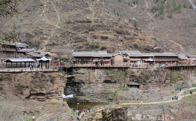 这三个村都在山西省宁武县岑山乡.你知道这些村子为什么叫"悬空村"吗?