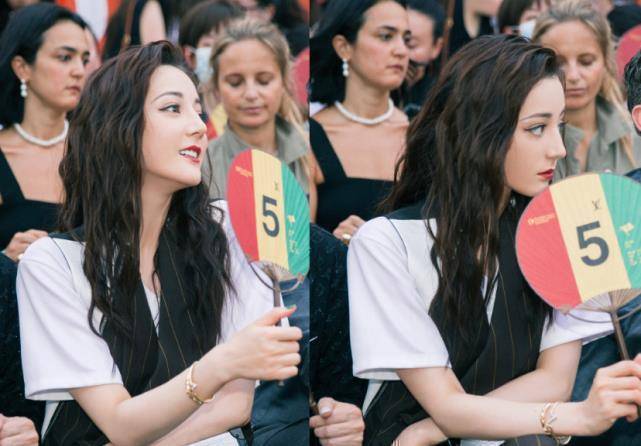 热巴穿西装配皮鞋出席活动,男友力爆棚,蓬松卷发太飒了_吴磊_黑色