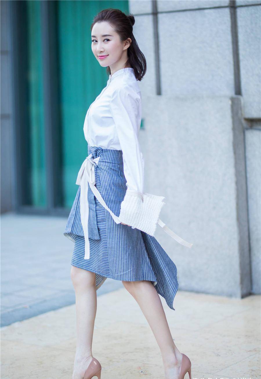 34岁舒畅大变模样,穿深v镂空裙出席活动,精致脸蛋太抢镜_裙装_服装