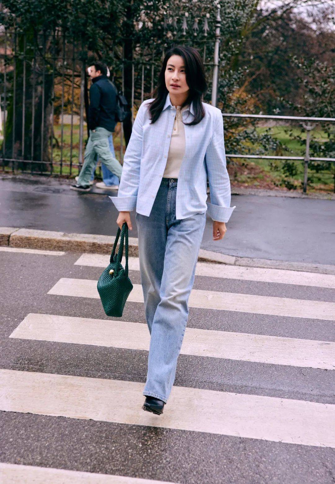 王菲机场背火longchamp包,"松弛感"拉满!