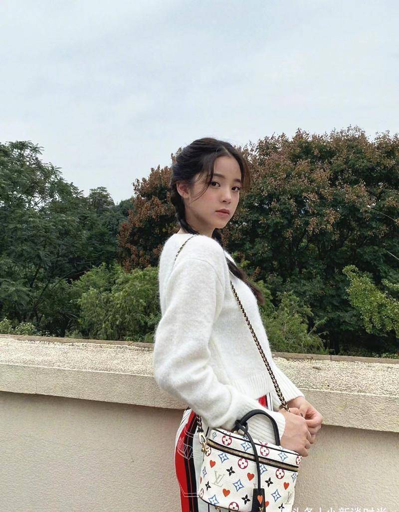 欧阳娜娜穿着朴素走机场,还是一眼被认出_造型_连衣裙_淑女