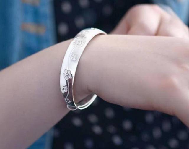 女性长期戴银手镯,身体最后会咋样?