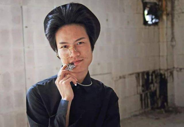 广东小伙罗福兴,11岁创"杀马特家族",风靡一时,现过得怎样?