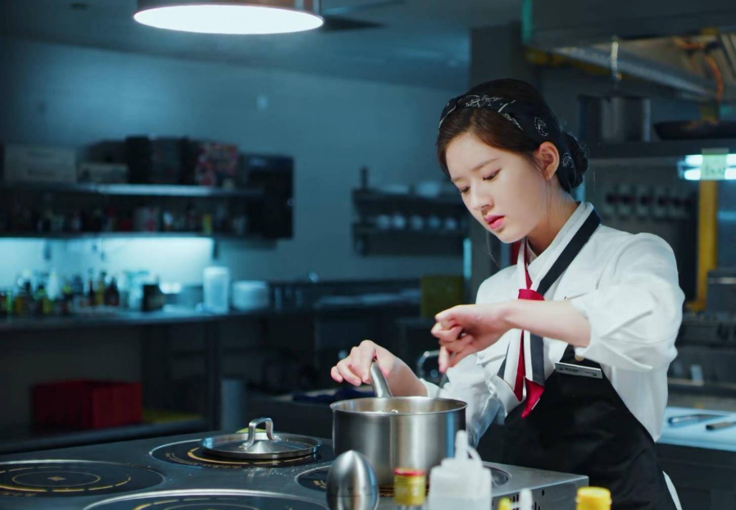 "顾胜男"是电视剧《我,喜欢你》中的女主角,是由赵露思扮演活力女厨师