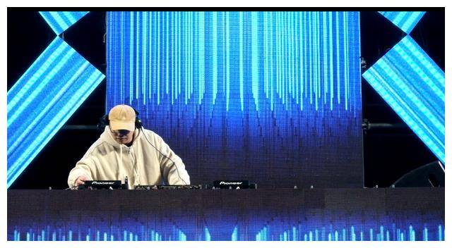 乌鲁木齐1413文化体育产业园,荧光电音节现场热情开启!