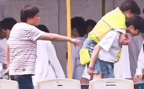 据悉,《萌探探探案》收官,宋亚轩穿衬衫 短裤 拖鞋,粉丝调侃他cos李飞