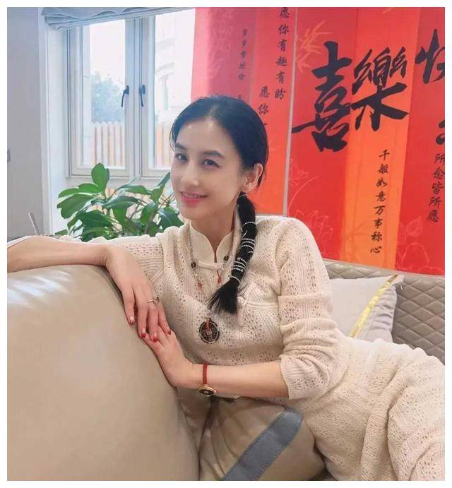 黄圣依素颜绑马尾合影儿子,与12岁安迪共庆元宵节,亲切温馨
