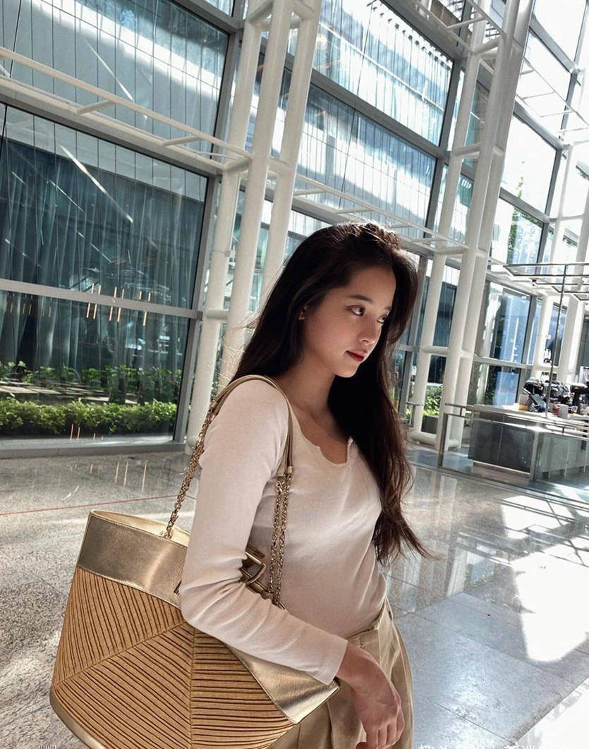 欧阳娜娜19岁时尚过头,穿时尚衣身材好真实,00年姑娘不简单_穿着_服装