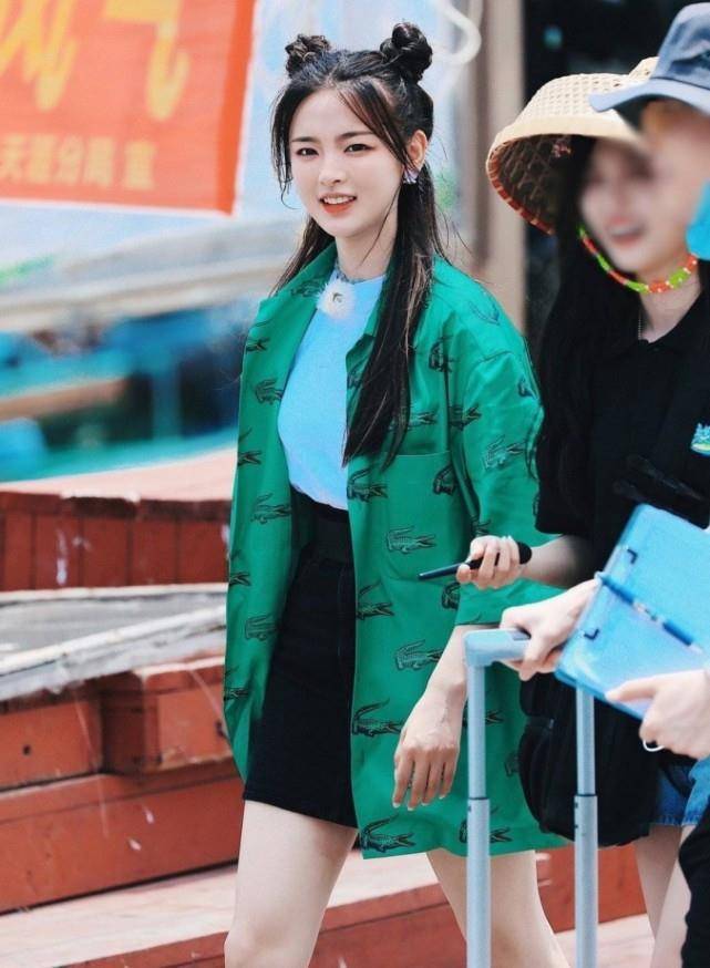 杨超越cos哪吒路透图曝光,额间印迹太抢眼,还原度远超当年的宋祖儿