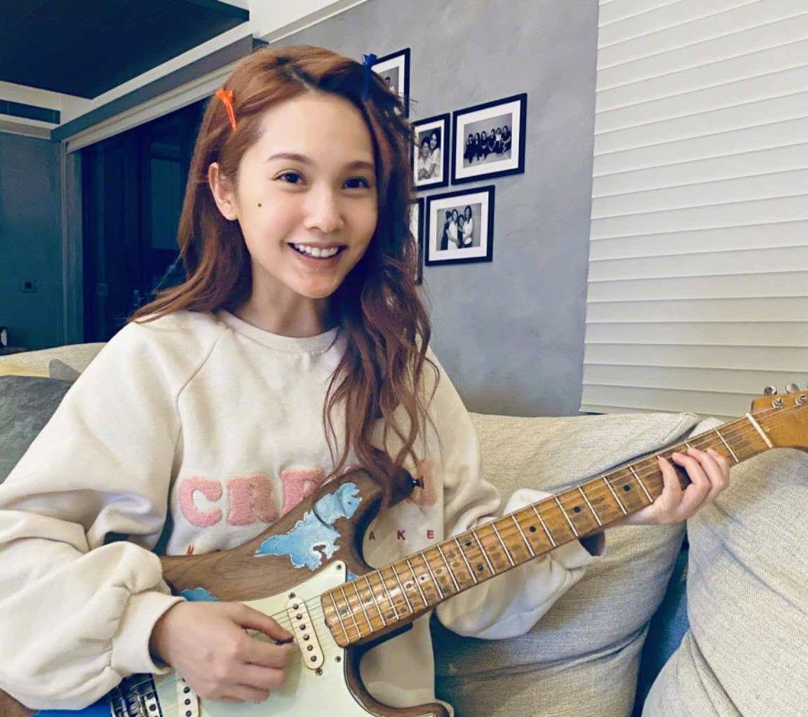 李荣浩正在弹着吉他唱歌,但是当杨丞琳靠近之后,李荣浩突然去亲吻了