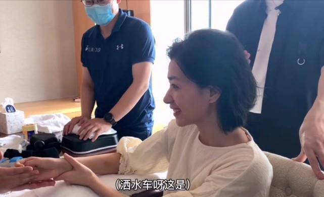 万茜骨折恢复速度快被称"医学奇迹",撕开遮挡物后长伤疤触目惊心_受伤