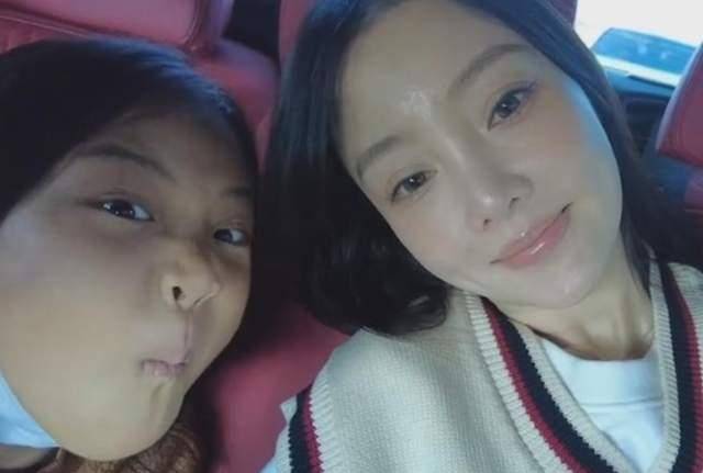 李小璐晒外出滑雪照片,疑似与pg one穿情侣装,贾乃亮否认复合_生活